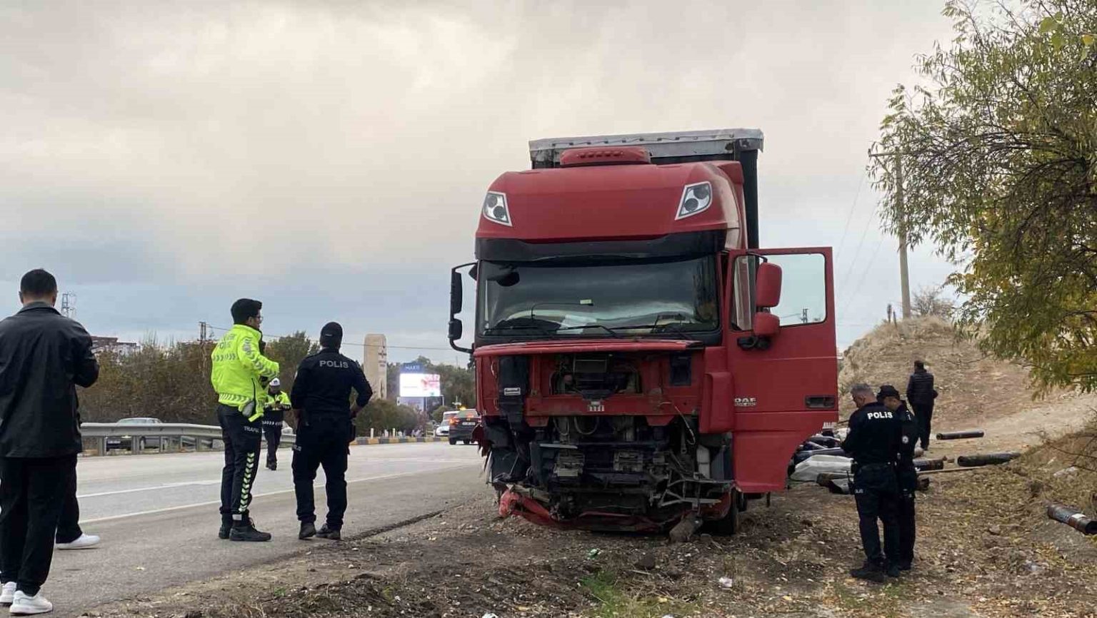 kavsaga-asiri-hizla-girerek-otomobil-surucusunun-olumune-neden-olan-tir-surucusu-tutuklandi