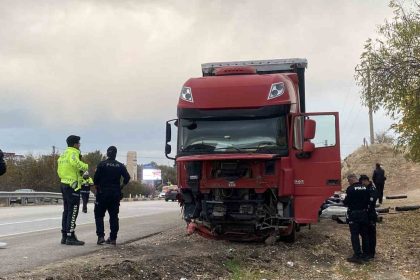 kavsaga-asiri-hizla-girerek-otomobil-surucusunun-olumune-neden-olan-tir-surucusu-tutuklandi