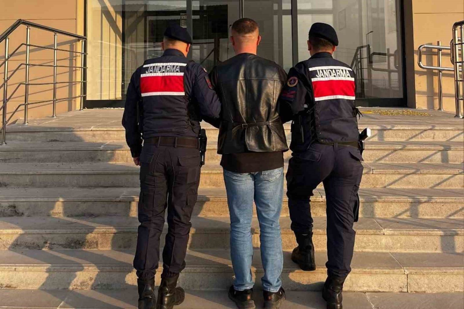 kirikkalede-silahla-tehdit-sucundan-aranan-hukumlu-yakalandi