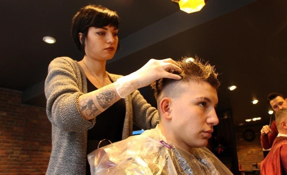 kis-aylari-oncesi-sac-dokulmesine-karsi-uyari-sacin-da-neme-ihtiyaci-var