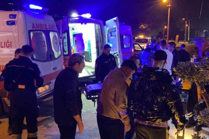 kocaelide-bisikletliye-carpmamak-icin-manevra-yapan-otomobil-direge-carpti-5-yarali