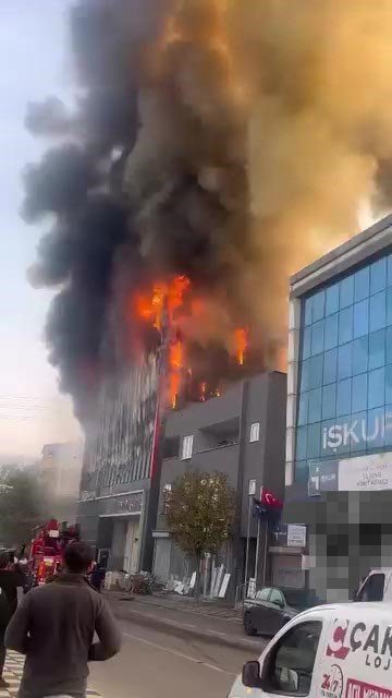 kocaelide-is-yerinde-yangin-cok-sayida-ekip-sevk-edildi