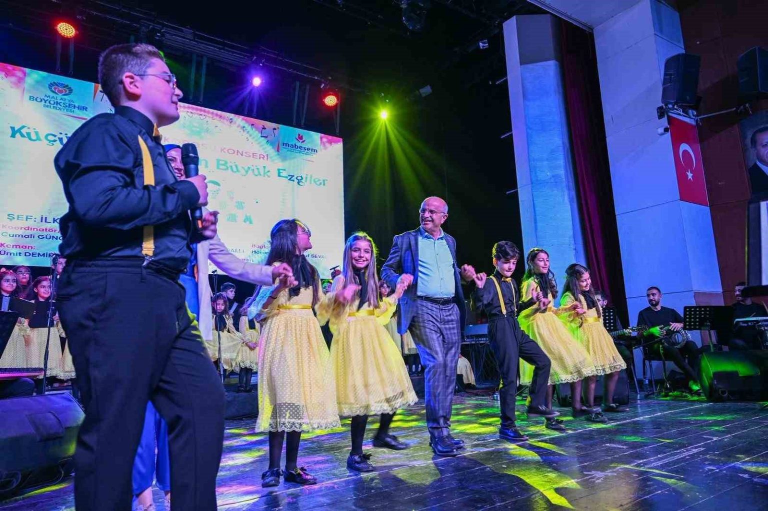 kucuk-kalplerden-buyuk-ezgiler