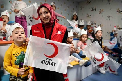 kusadasi-belediyesi-cocuk-gelisim-merkezinde-miniklere-kizilay-anlatildi