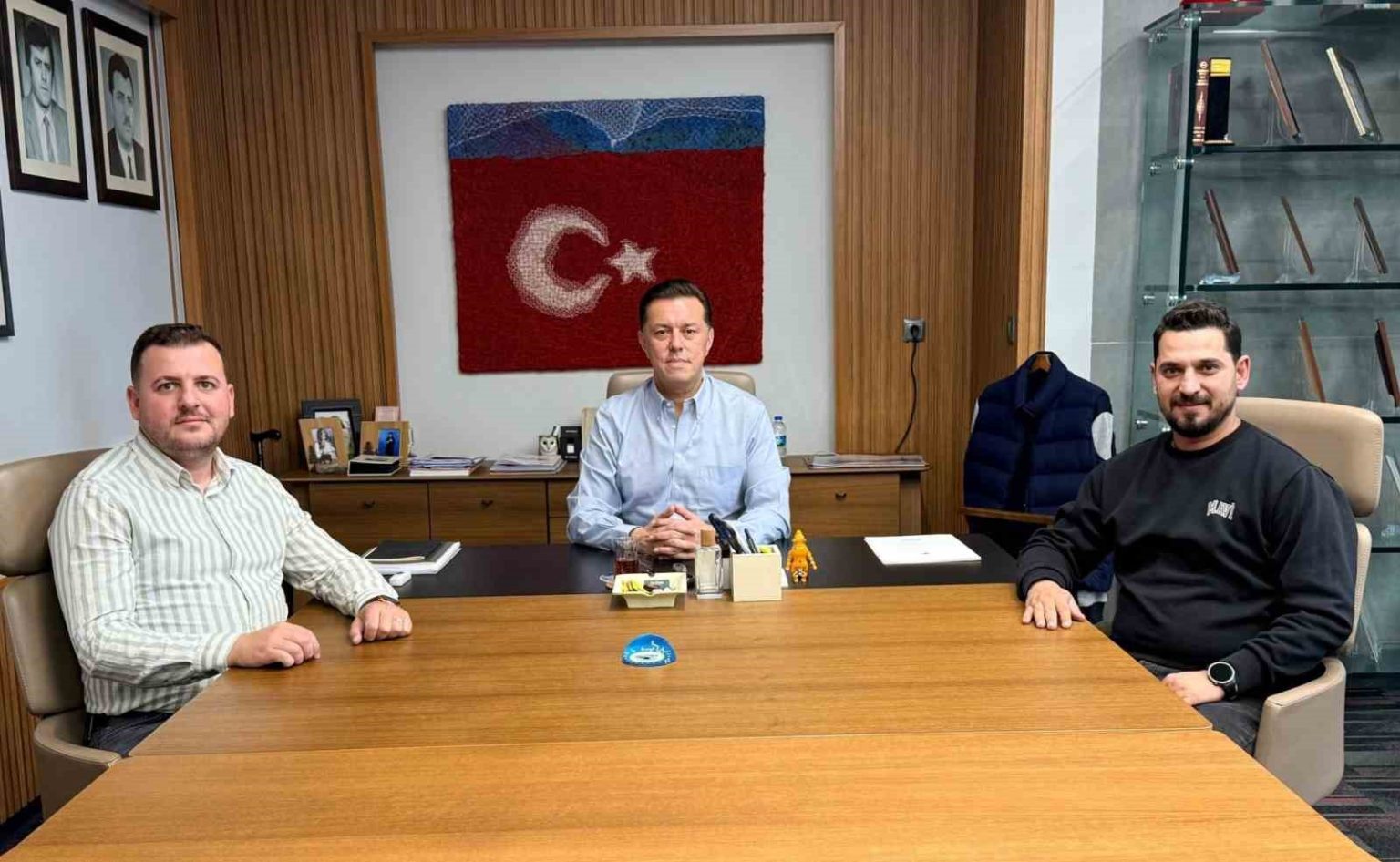 milletvekili-hatipoglu-gorev-sureleri-tamamlayan-ilce-baskanlari-ile-bulustu