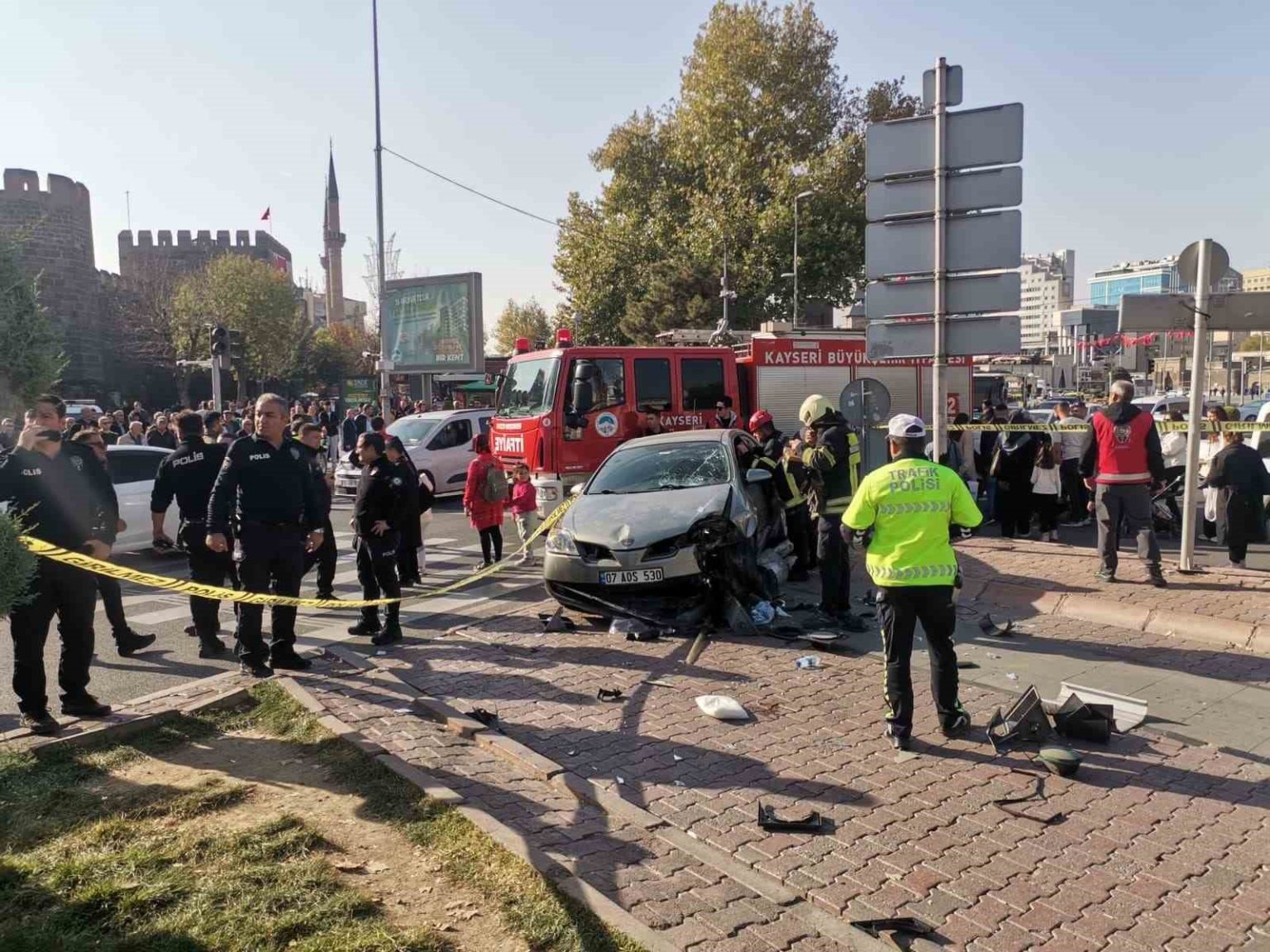 otomobil-isikta-bekleyen-yayalarin-arasina-daldi-5-yarali