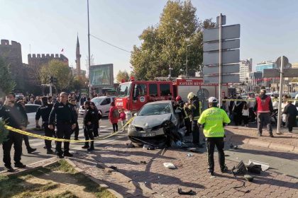 otomobil-isikta-bekleyen-yayalarin-arasina-daldi-5-yarali