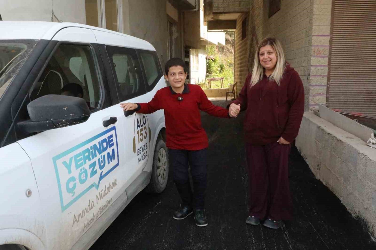 ozel-gereksinimli-birey-sebahattin-evinin-bulundugu-sokakta-rahatca-yuruyebilsin-diye-yollar-asfaltlandi