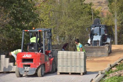pelitozunde-cadde-ve-sokaklar-kilit-parke-calismalariyla-guzellesiyor