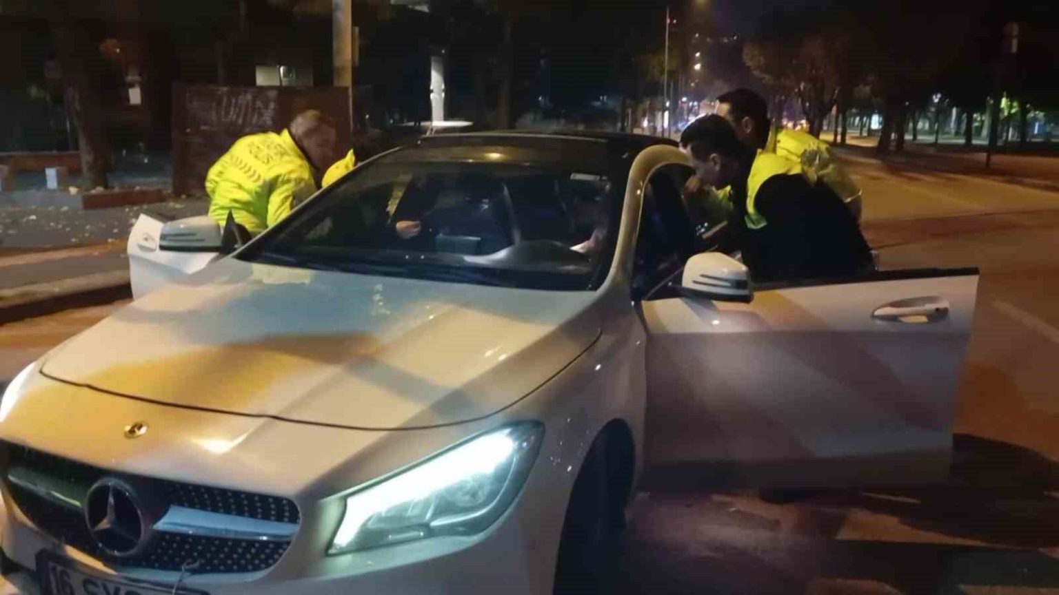 polis-ekiplerinden-kacmaya-calisan-alkollu-surucu-63-bin-911-tl-ceza-yedi