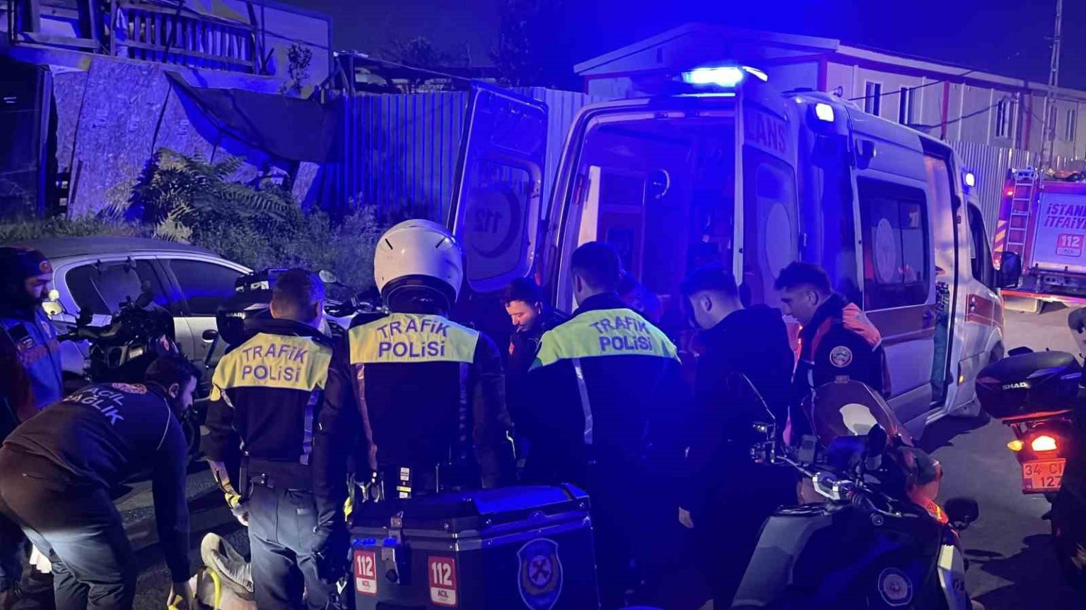 sariyerde-otomobil-bir-araca-carpip-motosikletin-uzerine-devrildi-2-yarali