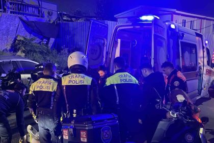 sariyerde-otomobil-bir-araca-carpip-motosikletin-uzerine-devrildi-2-yarali