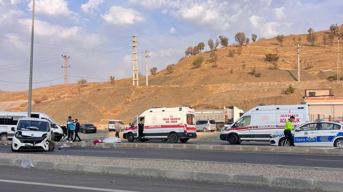 sirnakta-minibusu-ile-hafif-ticari-arac-carpisti-19-yarali