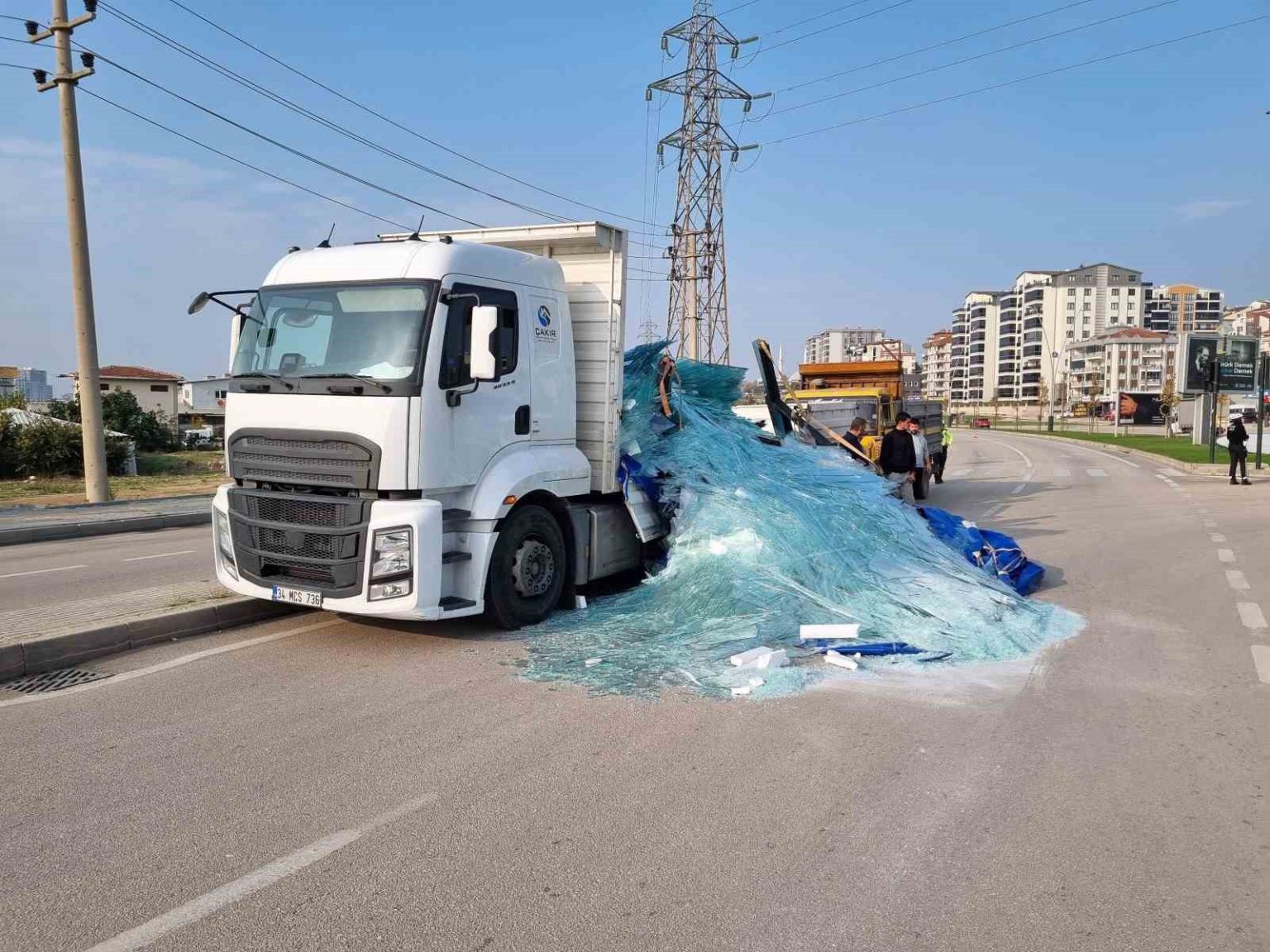 tonlarca-agirliktaki-cam-yola-sacildi