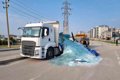 tonlarca-agirliktaki-cam-yola-sacildi