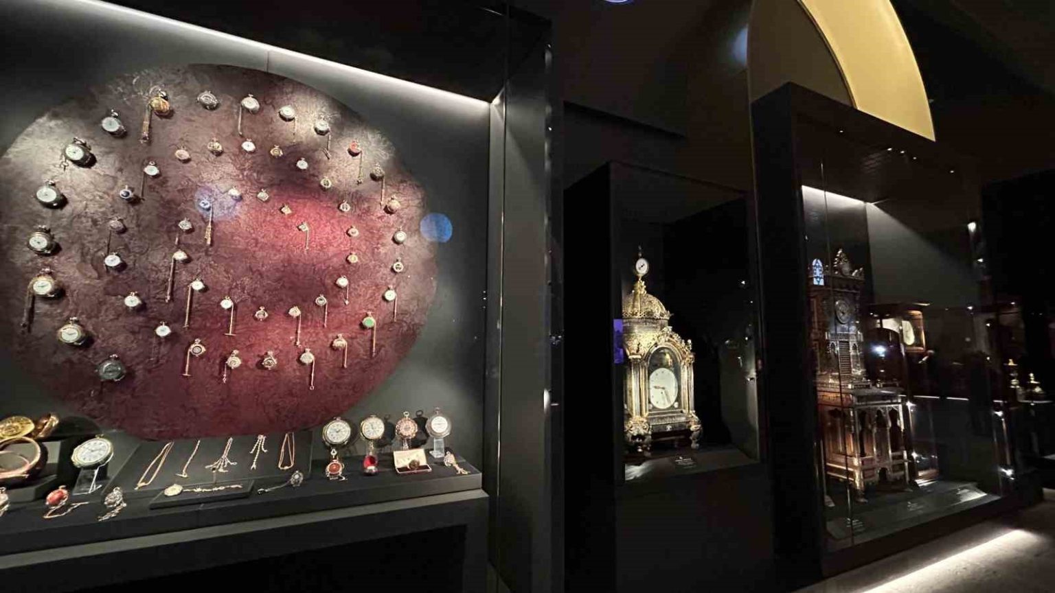 topkapi-sarayinin-dunyaca-unlu-saat-koleksiyonunun-kapilari-vatandaslarin-ziyaretine-acildi