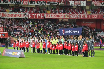 trendyol-super-lig-antalyaspor-0-besiktas-1-mac-devam-ediyor