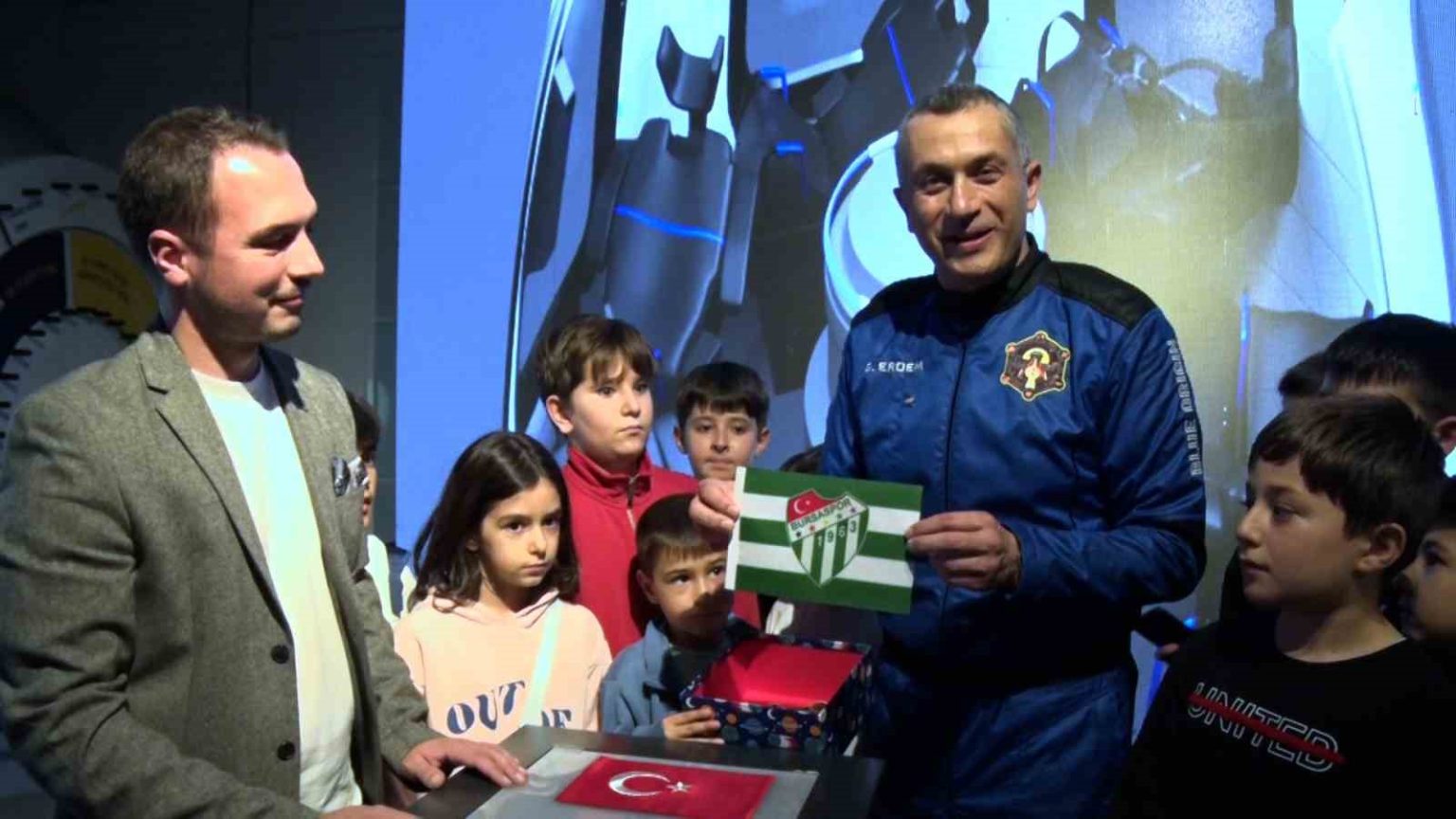 turkiyenin-3uncu-uzay-yolcusu-gokhan-erdem-uzaya-cikardigi-bursaspor-bayragini-guheme-teslim-etti