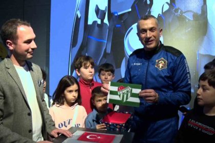 turkiyenin-3uncu-uzay-yolcusu-gokhan-erdem-uzaya-cikardigi-bursaspor-bayragini-guheme-teslim-etti