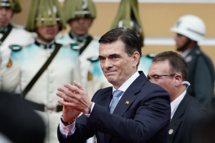 yeni-bolivya-devlet-baskani-paz-yemin-ederek-goreve-basladi