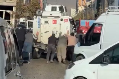 yuksekovada-gorenleri-gulumseten-anlar-arizalan-zirhli-araca-vatandas-imecesi