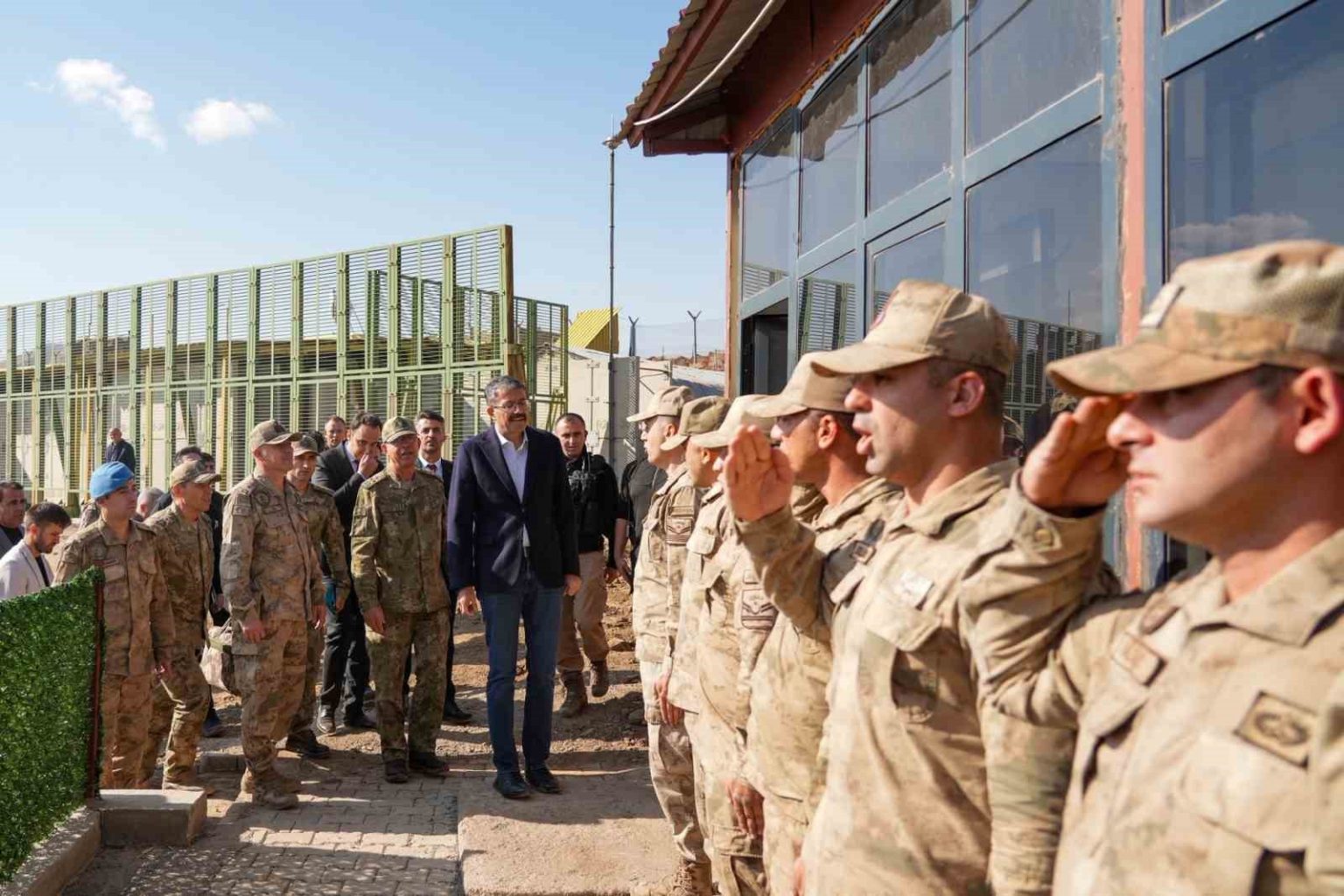 2-ordu-komutani-korgeneral-topaloglu-sinirdaki-us-bolgelerini-ziyaret-etti