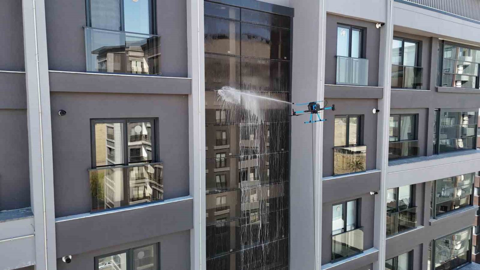 adanada-cam-temizligine-yeni-soluk-dronlar-camci-oldu