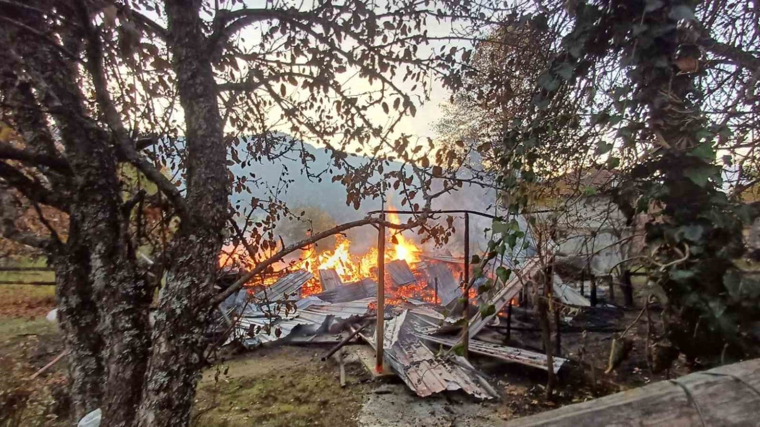 alevlere-teslim-olan-ahsap-evdeki-5-kisi-dumandan-etkilendi