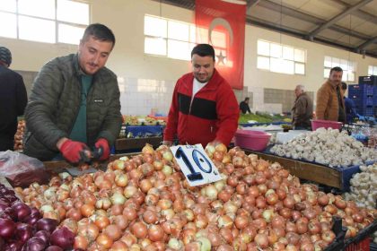 amasya-pazarinda-soganin-kilosu-7-aydir-10-tl