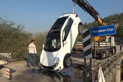 amasyada-otomobil-kopruden-tersakan-cayina-uctu-2-kiz-cocugunu-vatandaslar-kurtardi