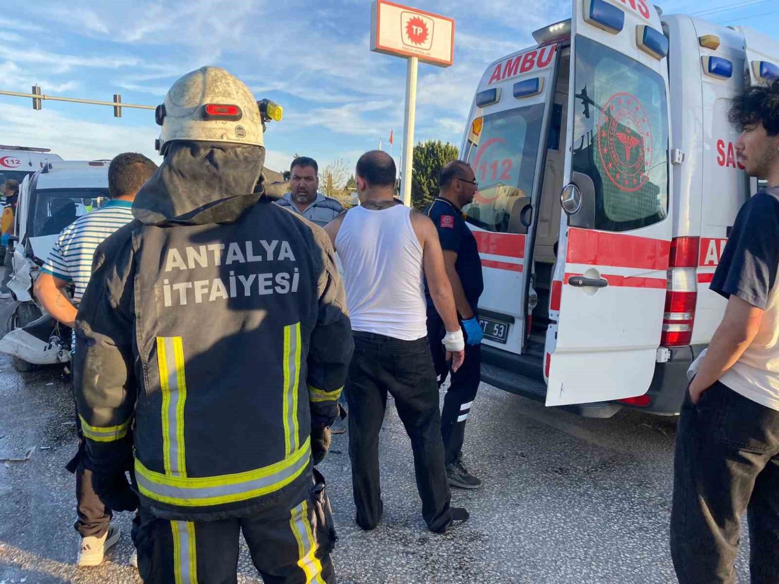 antalyada-kavsakta-iki-arac-carpisti-4-yarali