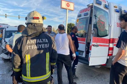 antalyada-kavsakta-iki-arac-carpisti-4-yarali