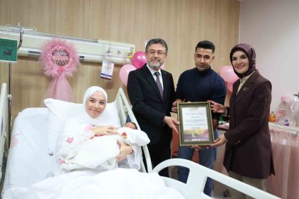 bakanlar-goktas-ve-yumaklidan-her-aile-1-fidan-sevdamiz-yesil-vatan-kampanyasi-kapsaminda-yeni-dogan-bebeklere-ziyaret