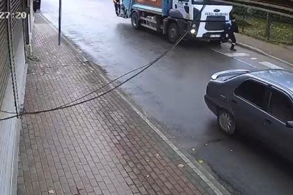 belediye-iscisinin-hayatini-kaybettigi-korkunc-kaza-kamerada