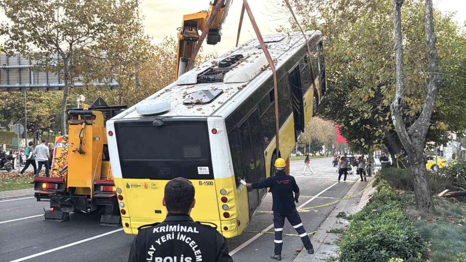 besiktasta-iett-soforunun-hayatini-kaybettigi-kazada-otobus-olay-yerinden-kaldirildi