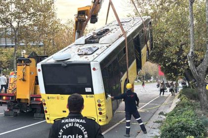 besiktasta-iett-soforunun-hayatini-kaybettigi-kazada-otobus-olay-yerinden-kaldirildi