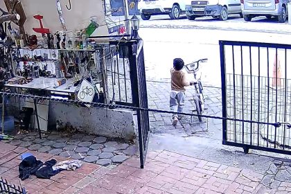 bisikletini-calan-cocuklara-uzulen-adam-isteselerdi-verirdim-boyle-yapmalarina-uzuldum-dedi