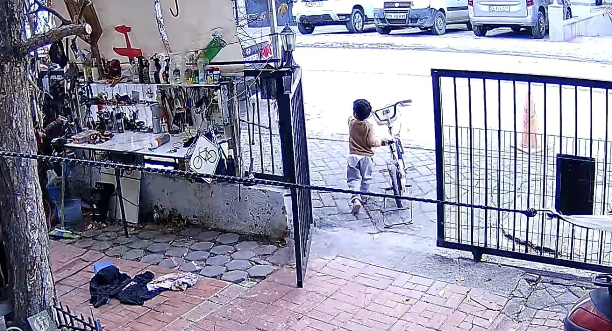 bisikletini-calan-cocuklara-uzulen-adam-isteselerdi-verirdim-boyle-yapmalarina-uzuldum-dedi