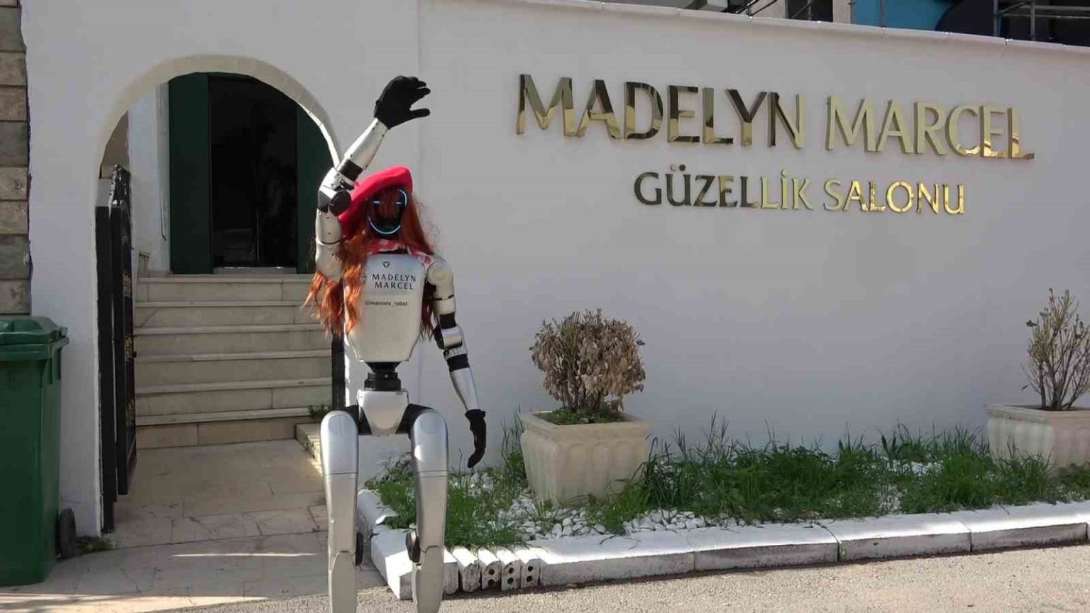 bursada-guzellik-merkezine-robot-isci-mesaiye-basladi