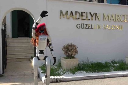 bursada-guzellik-merkezine-robot-isci-mesaiye-basladi