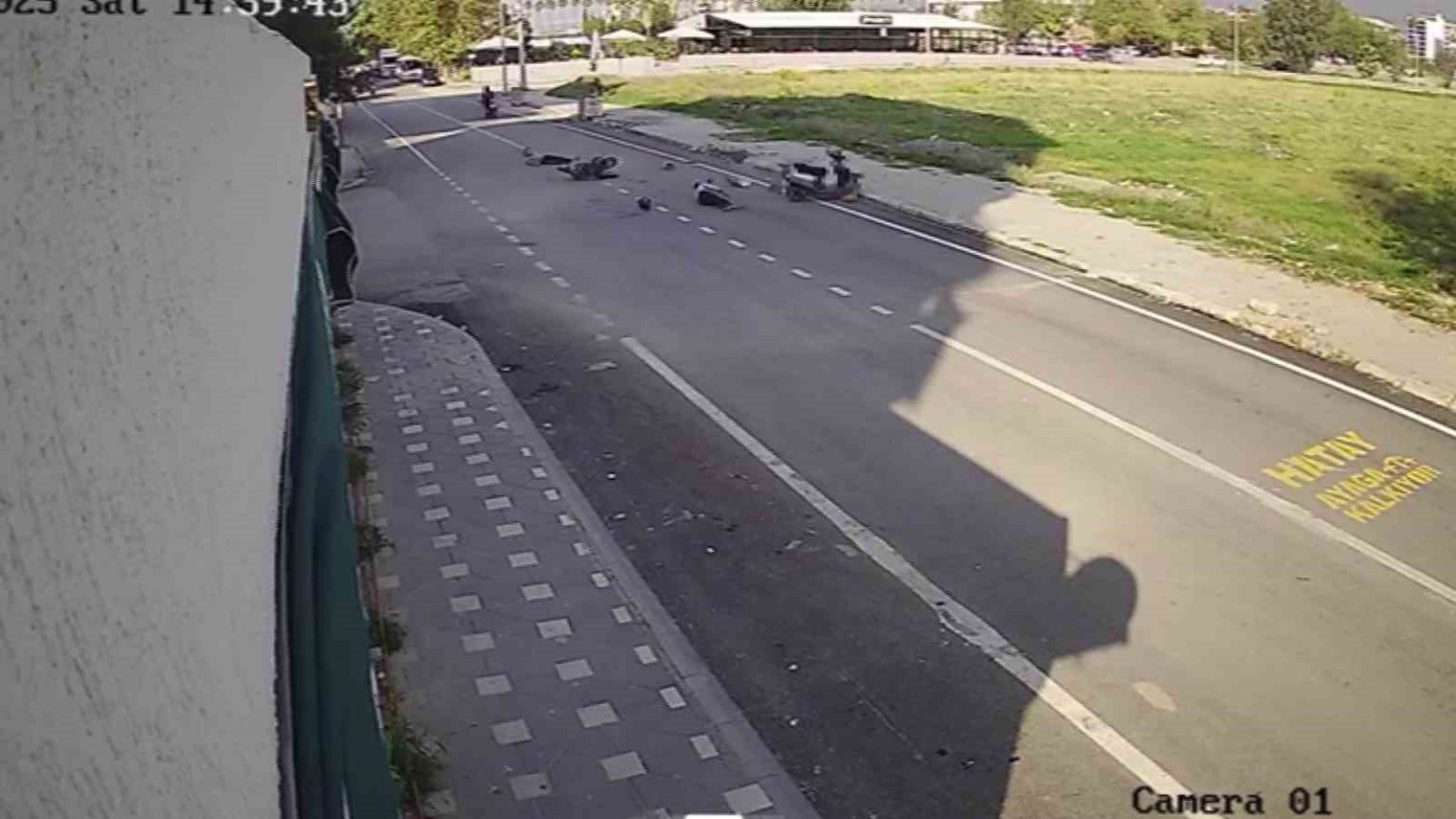 carpisan-motosikletlerin-suruculeri-yere-savruldu-o-anlar-kamerada