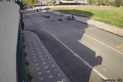 carpisan-motosikletlerin-suruculeri-yere-savruldu-o-anlar-kamerada