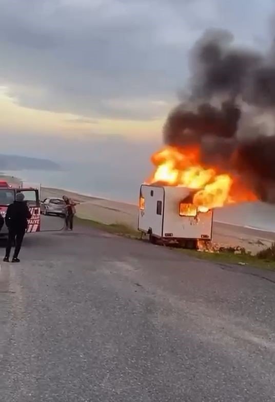 catalcada-alevler-arasinda-kalan-karavan-kule-dondu