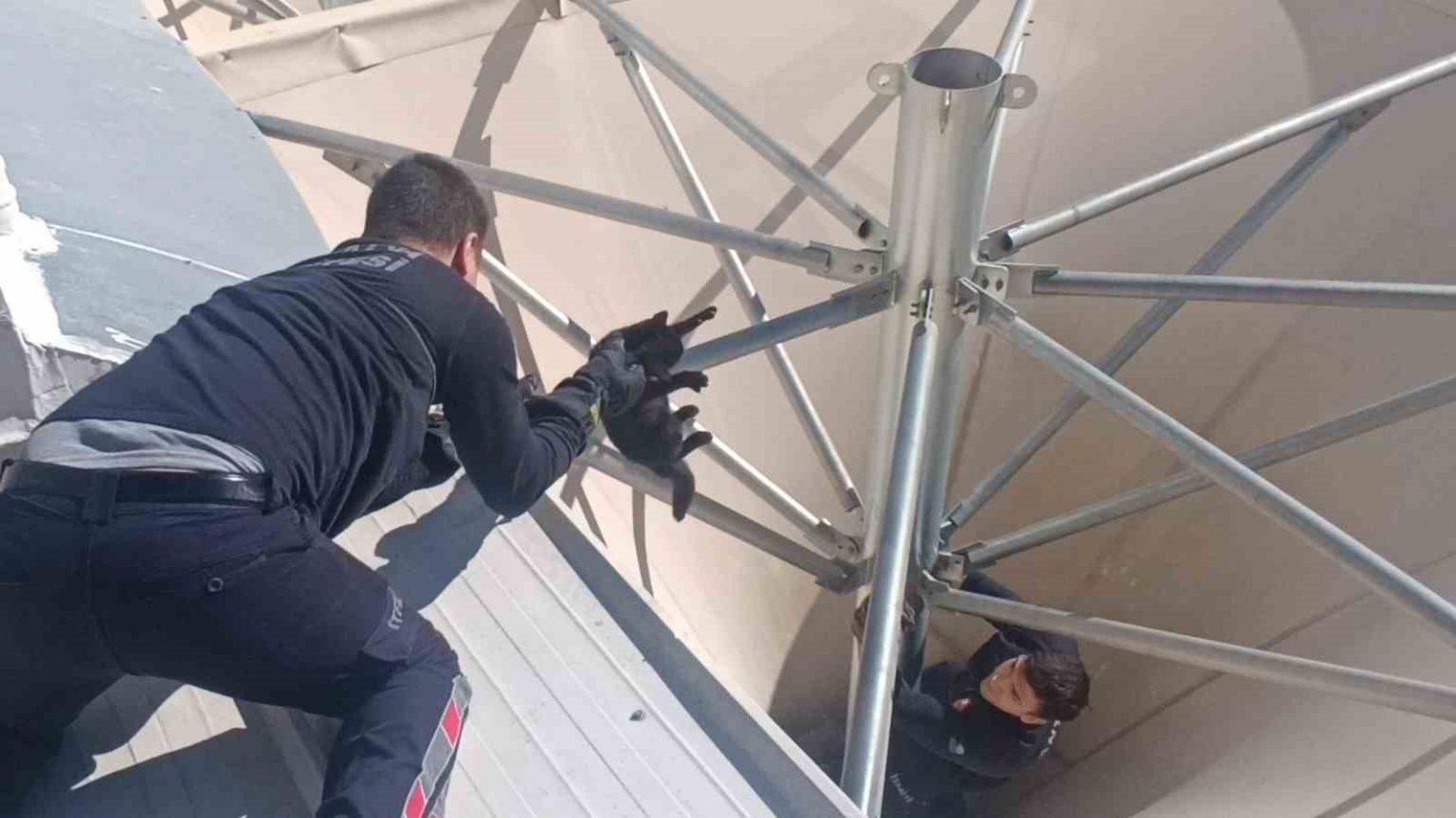 catida-mahsur-kalan-kediyi-itfaiye-kurtardi