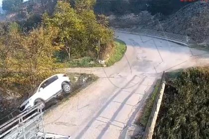 cocugun-kullandigi-otomobilin-kopruden-caya-uctugu-kaza-kamerada