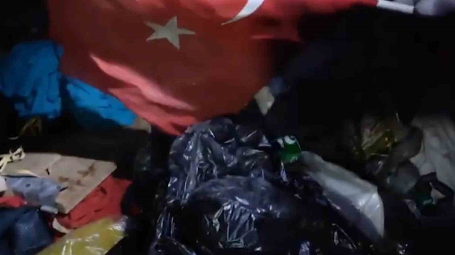 cop-karistirirken-buldugu-bayragi-bakin-ne-yapti