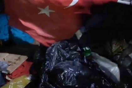 cop-karistirirken-buldugu-bayragi-bakin-ne-yapti