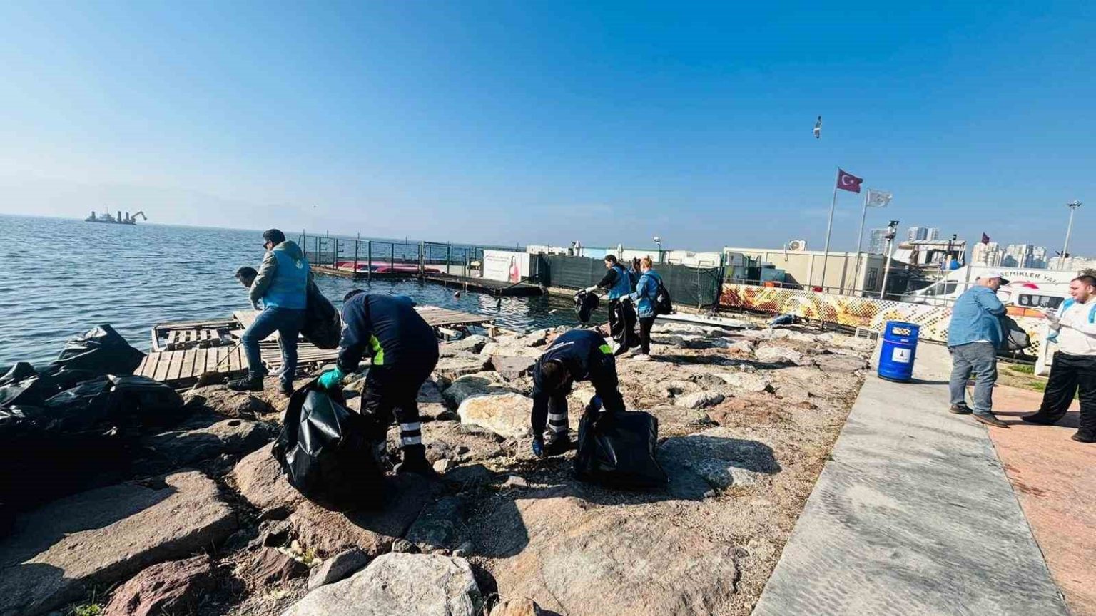 dogaseverler-karsiyakada-kiyi-temizligi-yapti