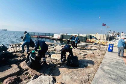 dogaseverler-karsiyakada-kiyi-temizligi-yapti