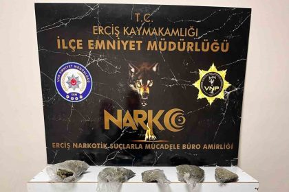 erciste-bir-kamyonetin-lastiginde-4-kilo-400-gram-esrar-ele-gecirildi